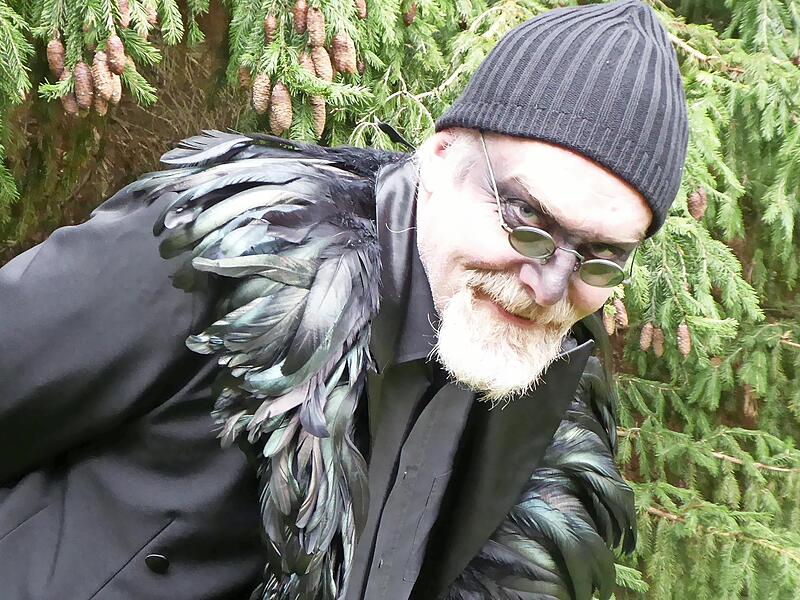 Die Rabengestalt pr&auml;sentiert literarische Klassiker.