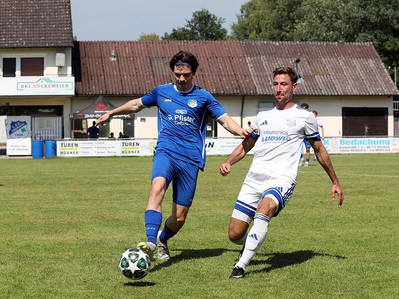 Der Oberhaider Alexander Maslin (links) behauptet den Ball vor dem Burgebracher Philipp H&ouml;rnes.
