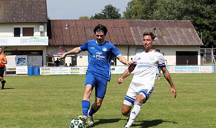 Der Oberhaider Alexander Maslin (links) behauptet den Ball vor dem Burgebracher Philipp H&ouml;rnes.