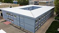 Interims-Schulgeb&auml;ude aus Containern, um Sanierungen zu &uuml;berbr&uuml;cken, gab und gibt es in vielen St&auml;dten, wie hier in Hockenheim.