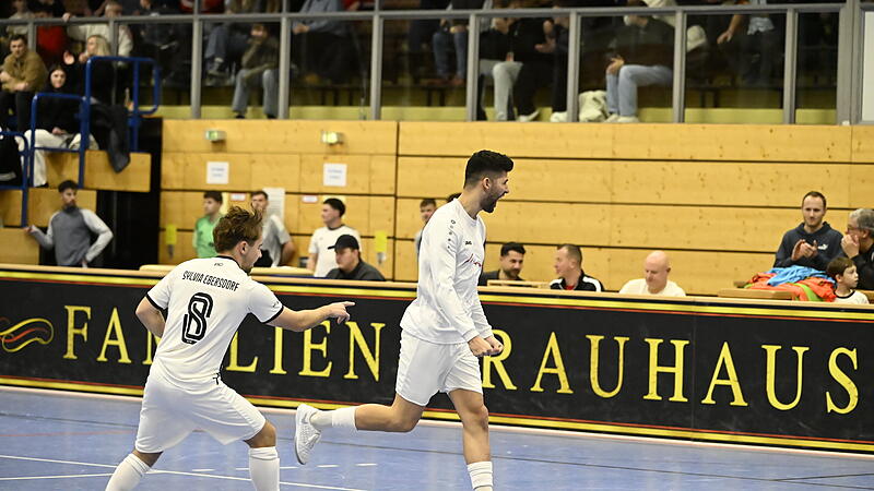 Sertan Sener bejubelt beim Finori-Cup einen Ebersdorfer Treffer. Der SC Sylvia geh&ouml;rt zu den gro&szlig;en Favoriten bei der Hallenkreismeisterschaft in Neustadt.