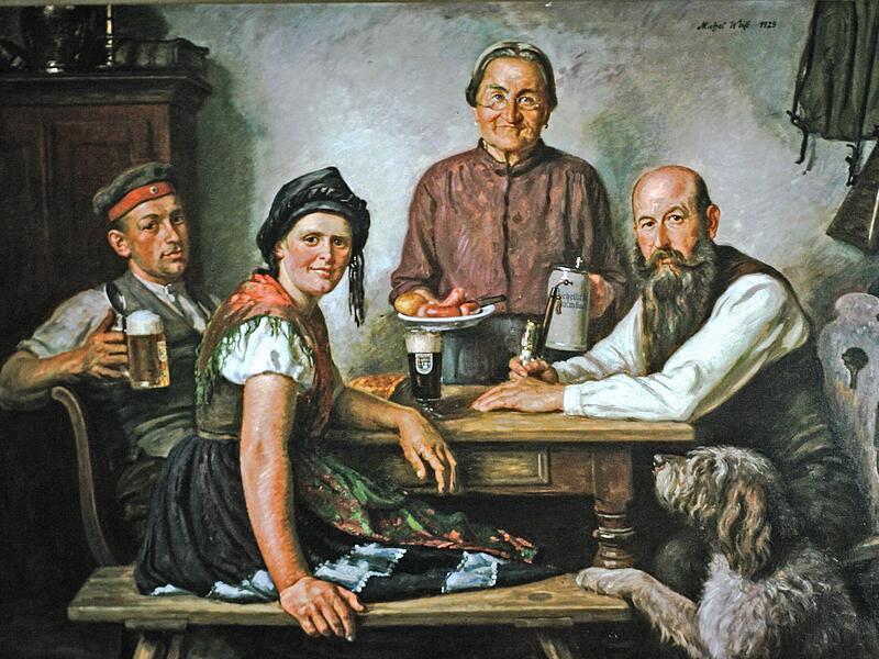 1925 malt Michel Wei&szlig; diese am&uuml;sante Szene f&uuml;r die Brotzeitstube der Reichelbr&auml;u. Der Hund des J&auml;gers, dessen Gewehr rechts an der Wand h&auml;ngt, schaut l&uuml;stern auf die Knackw&uuml;rste. Die Portr&auml;tierten blicken den Betrachter direkt an und schaffen so eine intime N&auml;he.