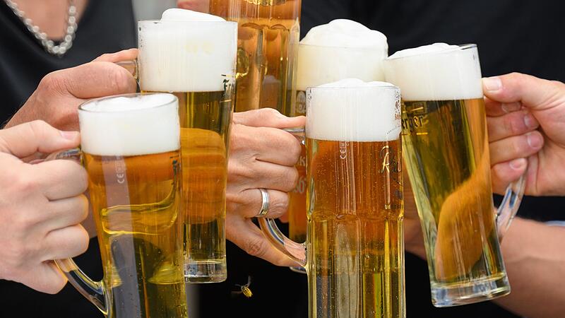 Anstoßen mit Bier Anstoßen mit Bier