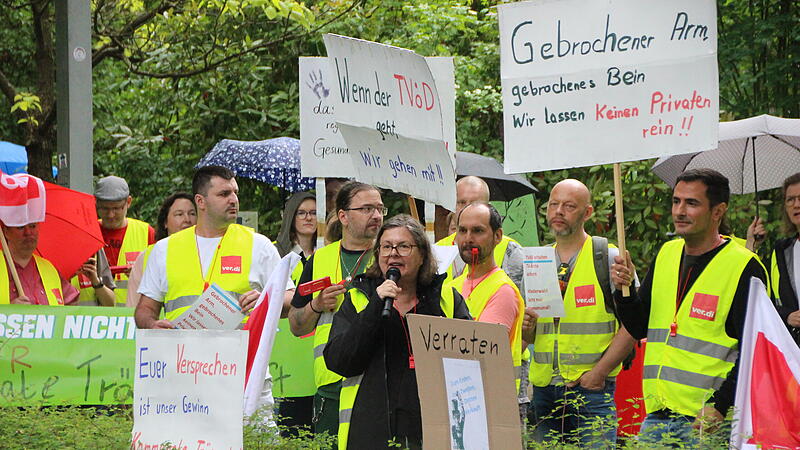 Krankenhausmitarbeiter und Vertreter der Gewerkschaft Verdi demonstrierten im Mai 2024 vor einer nicht-öffentlichen Sitzung von Stadtrat und Kreistag. In der Sondersitzung ging es auch damals schon um die Zukunft des Klinikums Coburg.