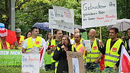 Krankenhausmitarbeiter und Vertreter der Gewerkschaft Verdi demonstrierten im Mai 2024 vor einer nicht-öffentlichen Sitzung von Stadtrat und Kreistag. In der Sondersitzung ging es auch damals schon um die Zukunft des Klinikums Coburg.