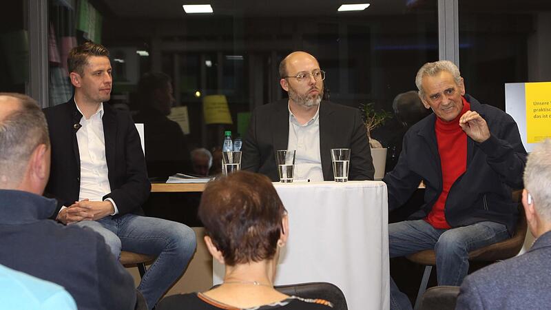 Bei der Langen Nacht der Demokratie diskutierten in Wallenfels mit Moderator Christian Kreuzer (Mitte) der Mitwitzer Bürgermeister Oliver Plewa (CSU) (links) und Altbürgermeister und Altlandrat Oswald Marr (SPD).