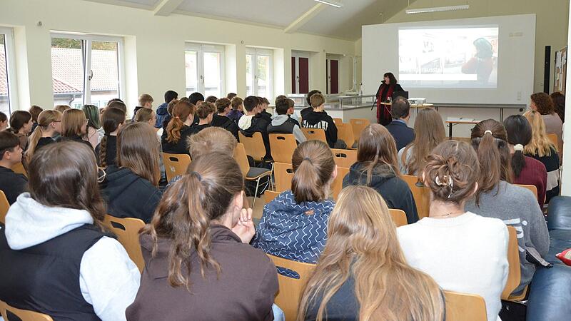 Vortrag zum Thema Rechtextremismus im Rahmen des Titels &bdquo;Schule ohne Rassismus &ndash; Schule mit Courage (SOR/SMC)&ldquo;  am FLSH Schloss Gaibach.