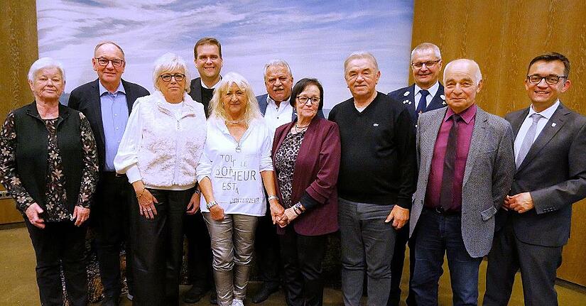 Ehrennadel Gold und Silber: Diese Männer und Frauen wurden mit der Ehrennadel in Gold oder Silber ausgezeichnet, rechts Bürgermeister Jens Korn, der die silberne Ehrennadel bekam, es gratulierte auch Dekan Detlef Pötzl (4. von links).
