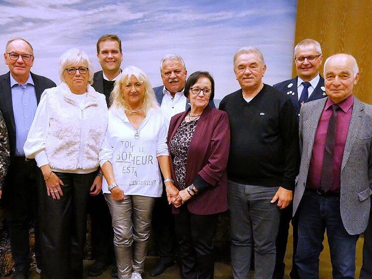 Ehrennadel Gold und Silber: Diese Männer und Frauen wurden mit der Ehrennadel in Gold oder Silber ausgezeichnet, rechts Bürgermeister Jens Korn, der die silberne Ehrennadel bekam, es gratulierte auch Dekan Detlef Pötzl (4. von links).