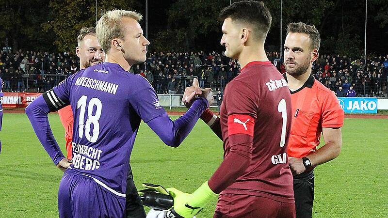 Ein entschlossener Blick trifft auf ein entspanntes L&auml;cheln: Die beiden Kapit&auml;ne, Marc Reischmann (l.)  und Julian Glos,  bei der Platzwahl  vor dem Derby am 22. Oktober vergangenen Jahres und  der imposanten Kulisse von fast 2000 Zuschauern im Fu...
