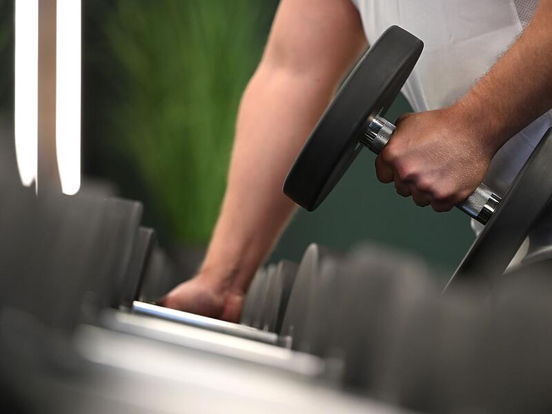 Hantelbank im Fitnessstudio