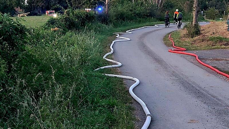 Die Wehrleute übten bei einem angenommen Brand bei Unterzaubach.