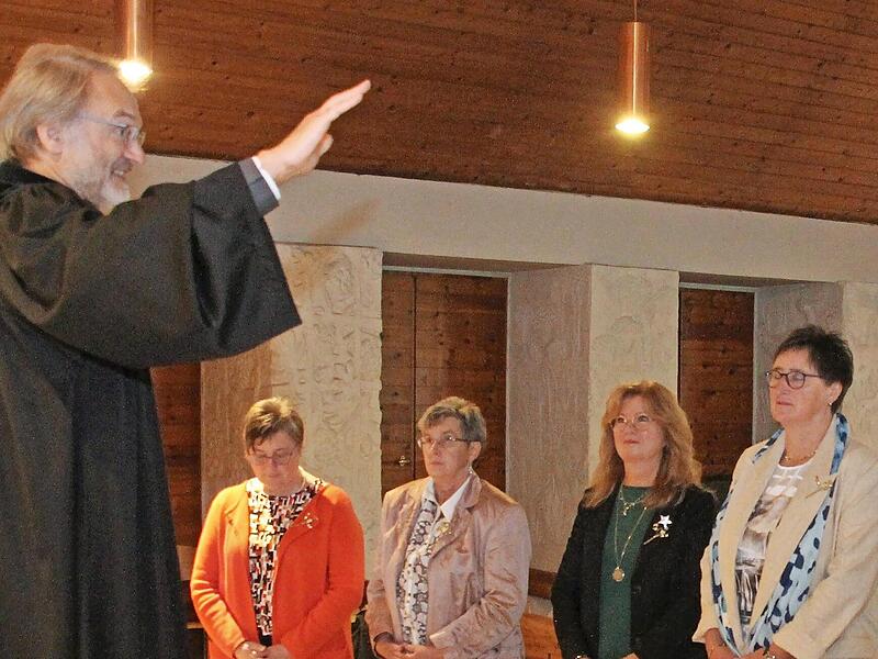 Pfarrer Klaus Eyselein spendet den Jubilaren Gottes Segen.