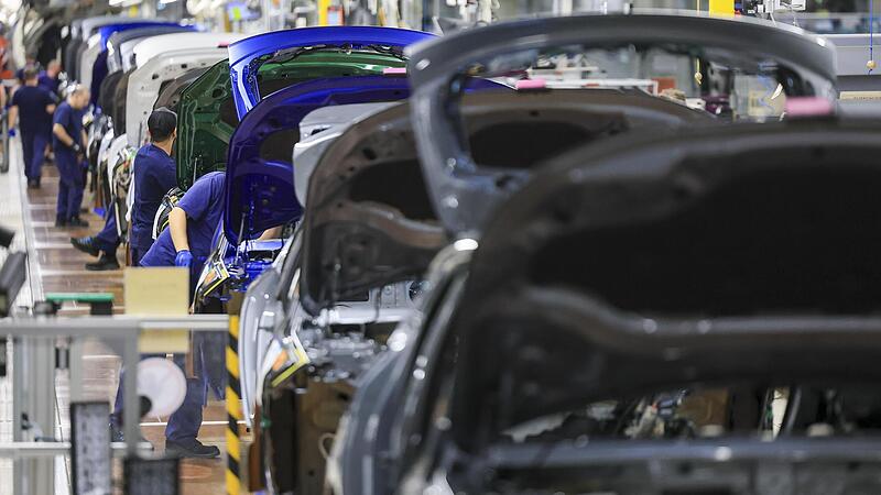 Mitarbeiter im BMW Group Werk Leipzig arbeiten an einer Montagelinie. Die Krise der deutschen Industrie trifft auch die Automobilzulieferer hart.