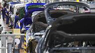 Mitarbeiter im BMW Group Werk Leipzig arbeiten an einer Montagelinie. Die Krise der deutschen Industrie trifft auch die Automobilzulieferer hart.