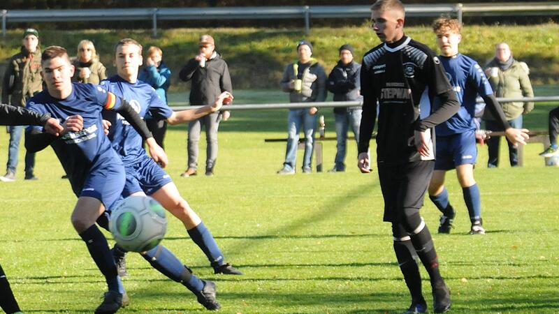 Als zentraler Mittelfeldspieler hat Justin Kassuba (rechts) alles stets im Blick. Als zentraler Mittelfeldspieler hat Justin Kassuba (rechts) alles stets im Blick.