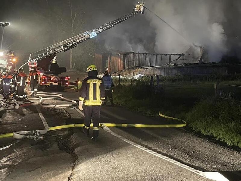 Auch eine Drehleiter kam bei dem Hallenbrand zum Einsatz.