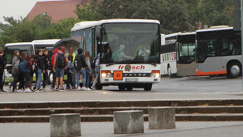 Beste Bildungsm&ouml;glichkeiten wollen Landkreis und Stadt Ha&szlig;furt am Schulzentrum schaffen und dazu geh&ouml;ren auch intakte Au&szlig;enanlagen und ein neu gestalteter &bdquo;Tricastiner Platz&ldquo; mit Parkpl&auml;tzen und Busbahnhof.