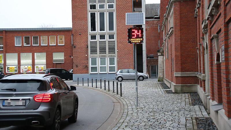 Tempo 30 gilt in der Rosenauer Straße auf Höhe der alten Brauerei schon länger. Jetzt gibt es auch noch digitale Tempo-Anzeigen. Ein Resultat des Unfalls, der sich dort im August ereignet hat.