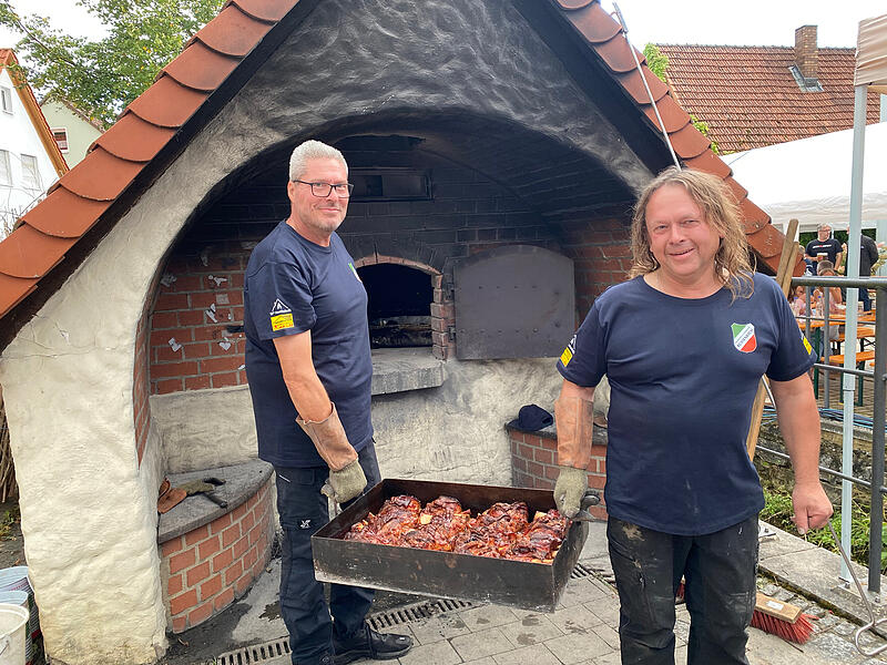 450 Haxen bereiteten die Helfer beim Backofenfest in Rüssenbach zu.Forchheim & Fränkische Schweiz 450 Haxen bereiteten die Helfer beim Backofenfest in Rüssenbach zu.