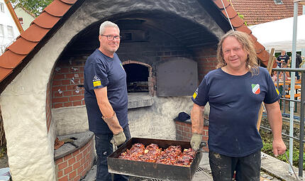 450 Haxen bereiteten die Helfer beim Backofenfest in R&uuml;ssenbach zu.