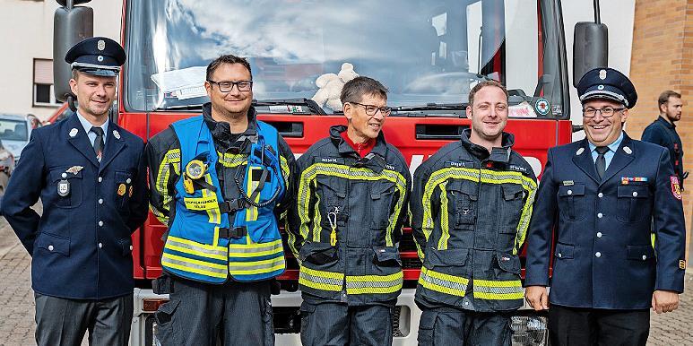 Das Bild zeigt die Gold-Rot-Absolventen (von links): Zweiter Kommandant Daniel Wimmer (FF Walsdorf), Kommandant Markus Hemm (FF Erlau), Martin Müller (FF Erlau), Thomas Diegel (FF Walsdorf) und KBM Thomas Feulner (FF Walsdorf).