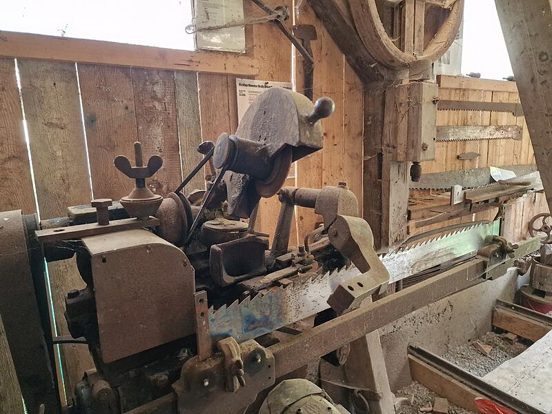 Die alte Maschine zum Sch&auml;rfen der S&auml;gebl&auml;tter und eine Sammlung historischer S&auml;gebl&auml;tter geh&ouml;ren zu den Besonderheiten in der S&auml;gehalle der Michelsm&uuml;hle.