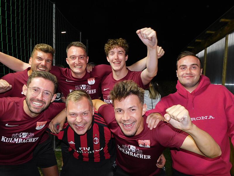 So sehen Sieger aus: Das Team „Patrona Franconia“ nach dem Gewinn des Lebendkicker-Turniers.