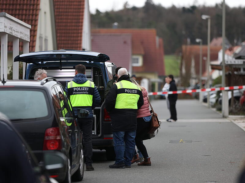 Familiendrama in Mittelfranken: Junge (17) tötet Schwester (14) und verletzt Mutter (41) schwer - Zeugen hörten Schreie und verständigten die Polizei - Tatverdächtiger bei Fahndungsmaßnahmen in Tatortnähe festgenommen - Umfangreiche Spurensicherungsmaßnahmen - Blutspuren am Fensterrahmen und zum Nachbarhaus führend - Hintergründe des Verbrechens noch unklar - Ermittlungsrichter soll am Samstag über Haftfrage entscheidenFamiliendrama in Weisendorf: Bilder zeigen die Ermittler vor Ort