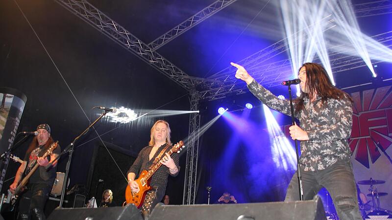 Die deutsche Hardrocklegende „Bonfire“ mit (von links) Bassist Ronnie Parkes, Gitarrist Frank Pané und Sänger Dyan Mair begeisterte bei der Motorradsternfahrt Tausende von Fans.