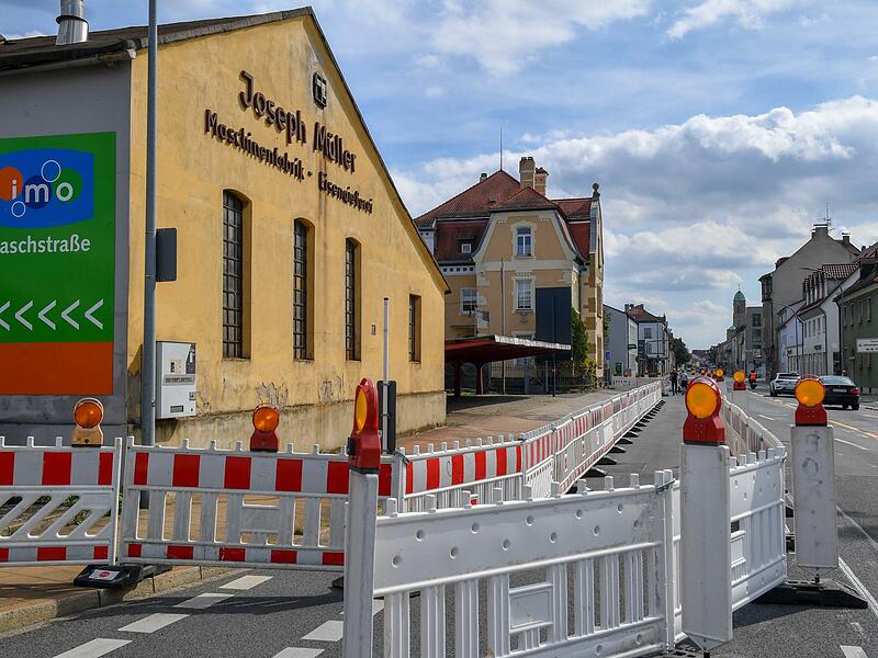 Der Sisi-Dreh hat auch Auswirkungen auf den Verkehr in der Hallstadter Straße. Der Sisi-Dreh hat auch Auswirkungen auf den Verkehr in der Hallstadter Straße.