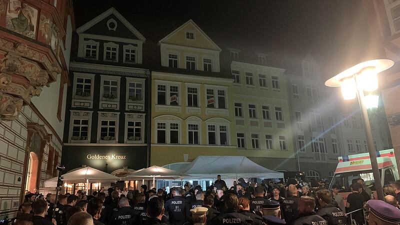 Pl&ouml;tzlich war die Herrngasse in Coburg dicht: Demonstranten versperrten den Zugang.