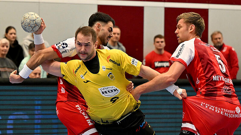 Der HSC Coburg um Bartlomiej Bis biss sich gegen den TuS Ferndorf durch (hier Gabriel da Rocha Viana und Julius Meyer-Siebert).