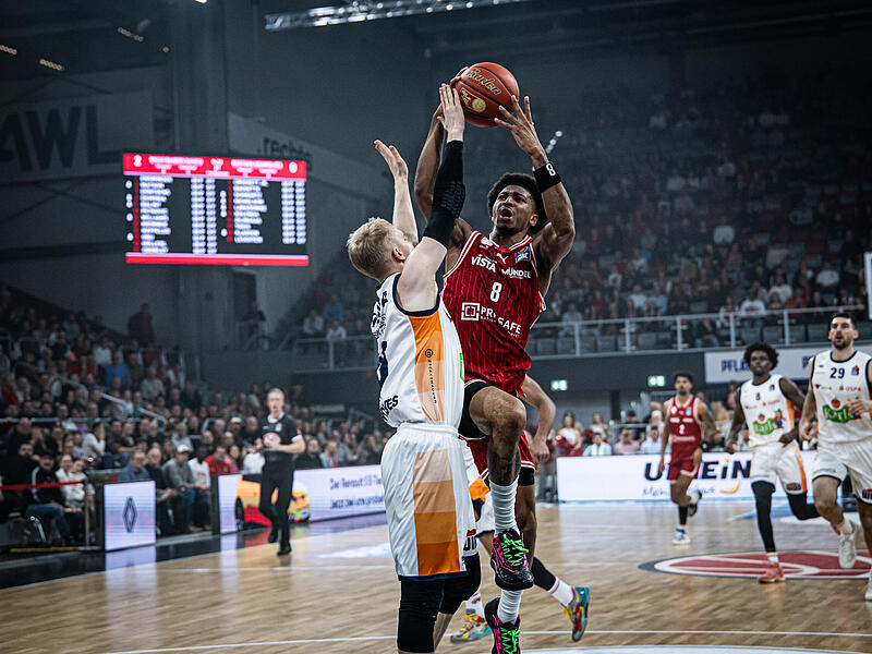 BMA365 Bamberg Baskets - Rostock Seawolves Bei der 74:87-Hinspielniederlage gegen Rostock Anfang Dezember rennten sich Demarcus Demonia (mit Ball) und die Bamberger zu häufig an den Rostockern um Lukasz Kolenda fest.