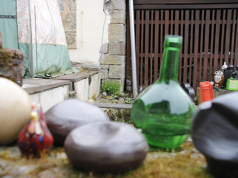 Keramik und Glasvasen stehen im Garten der Familie Rei&szlig;