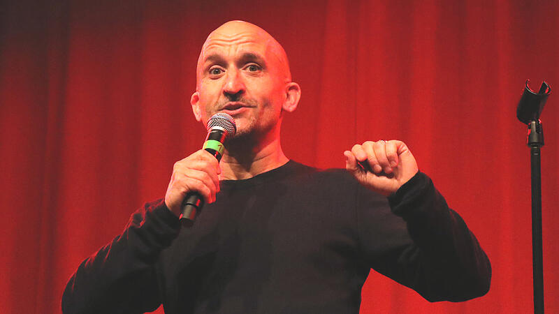 Viele Alltagsgeschichten, ob nun Glücksfall, Katastrophe oder Blamage, addierten sich zu „Pures Gold“ beim ersten Bamberger Auftritt von Markus Barth in seiner Geburtsstadt. Viele Alltagsgeschichten, ob nun Glücksfall, Katastrophe oder Blamage, addierten sich zu „Pures Gold“ beim ersten Bamberger Auftritt von Markus Barth in seiner Geburtsstadt.