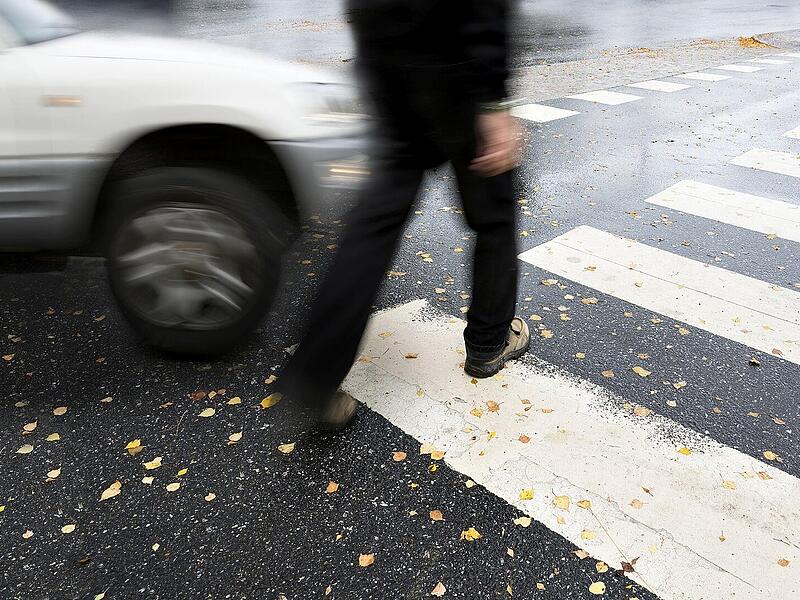 Coburg: Seniorin (78) f&auml;hrt Fu&szlig;g&auml;nger an - und bringt ihn ins Krankenhaus
