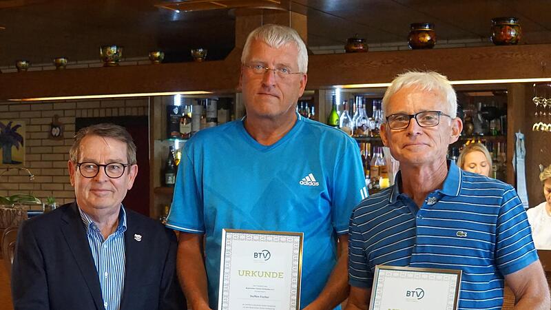 Johannes Deppisch (links) vom Regionalvorstand Nord des Bayerischen Tennisverbandes zeichnete Baur-SV-Abteilungsleiter Steffen Fischer (Mitte) und Vereinstrainer Vladimir Nemec mit der bronzenen bzw. silbernen Ehrennadel des BTV aus.