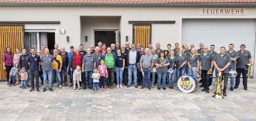 Angehörige der Ortsvereine statteten der Weiherer Brauerei einen Besuch ab, um den Brauern zu sagen, wie stolz man auf deren Erfolg ist.