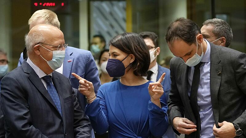 Au&szlig;enministerin Annalena Baerbock und ihre Amtskollegen Augusto Santos Silva aus Portugal (links) und Anze Logar aus Slowenien.