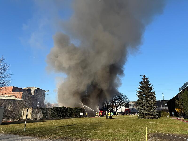 Am Freitag, 4. April 2025, sorgte ein Feuer beim Recyclinghof und Entsorgungsbetrieb Fritsche in Forchheim f&uuml;r einen Gro&szlig;einsatz.