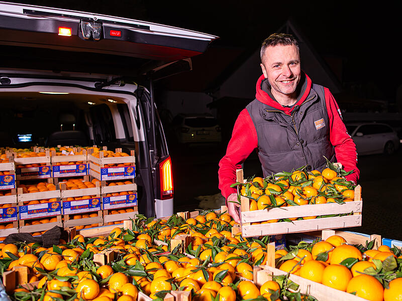 Daniel Zeisig bringt die Februar-Lieferung S&uuml;dfr&uuml;chte in seine Garage nach Gro&szlig;enseebach.