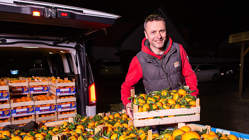 Daniel Zeisig bringt die Februar-Lieferung S&uuml;dfr&uuml;chte in seine Garage nach Gro&szlig;enseebach.