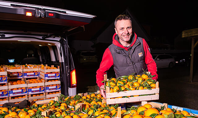 Daniel Zeisig bringt die Februar-Lieferung Südfrüchte in seine Garage nach Großenseebach. Daniel Zeisig bringt die Februar-Lieferung Südfrüchte in seine Garage nach Großenseebach.