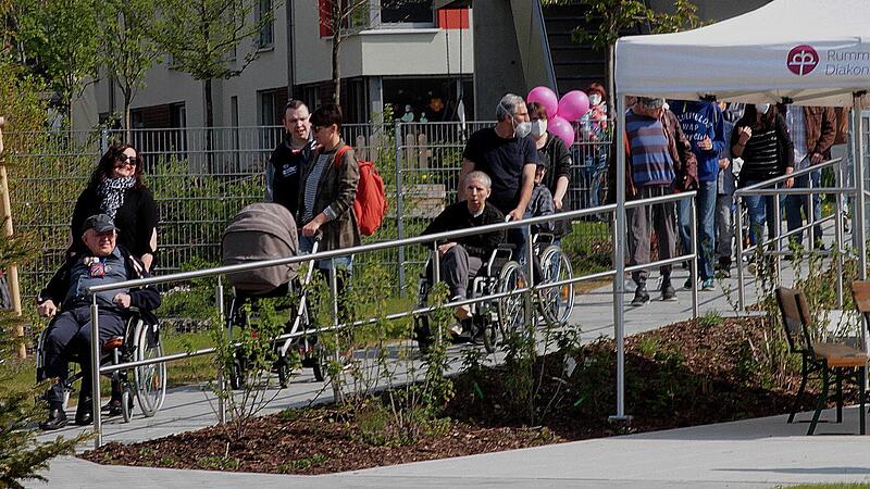 Mit großer Freude zogen die Bewohner mit ihren Betreuern in die neue grüne Begegnungsstätte ein. Mit großer Freude zogen die Bewohner mit ihren Betreuern in die neue grüne Begegnungsstätte ein.