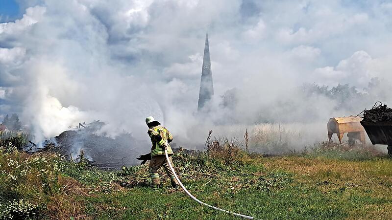 Dichter Qualm bildete sich durch einen Schwelbrand an einer G&auml;rtnerei in Lichtenfels.