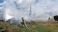 Dichter Qualm bildete sich durch einen Schwelbrand an einer Gärtnerei in Lichtenfels.
