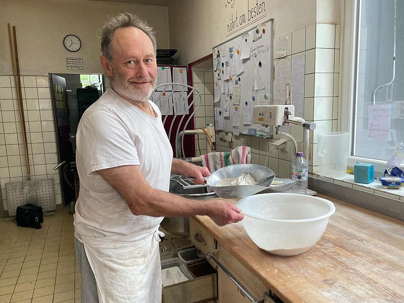 B&auml;ckermeister Roland Guthardt in seiner Backstube in Ermershausen beim Vorbereiten des Teiges.