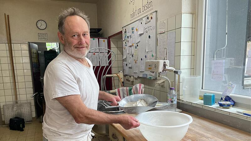 B&auml;ckermeister Roland Guthardt in seiner Backstube in Ermershausen beim Vorbereiten des Teiges.