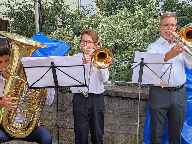 Das Tiefblech-Trio der städtischen Musikschule mit Julian Engelhardt (Tuba) sowie Jonas Greubel und Musiklehrer Roman Riedel (beide Posaune) trat auf. Das Tiefblech-Trio der städtischen Musikschule mit Julian Engelhardt (Tuba) sowie Jonas Greubel und Musiklehrer Roman Riedel (beide Posaune) trat auf.